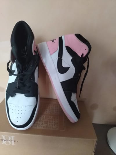 Tenis Jordan 1 High Rosa y Negro