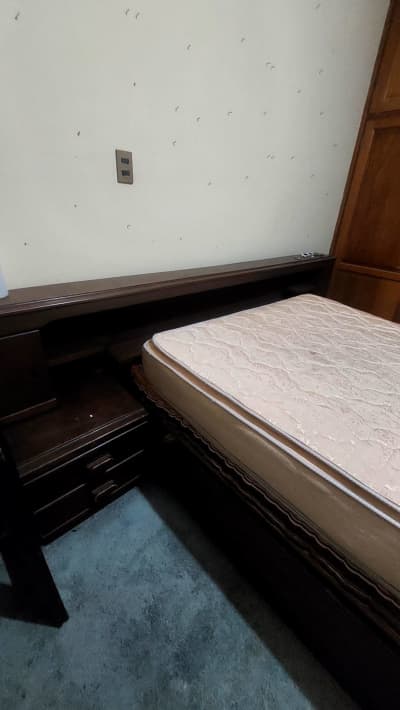 Cama de madera con velador incluido