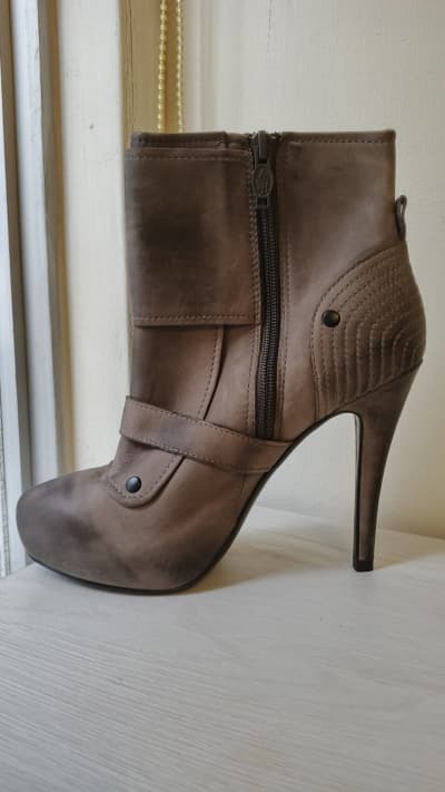 Elegantes Botines ASH de Cuero