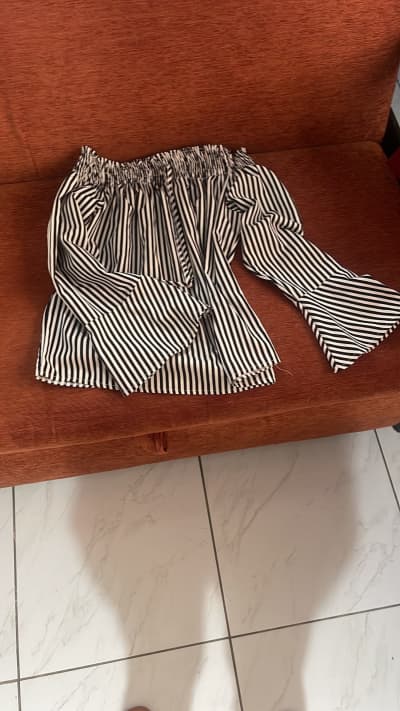 Blusa Rayada con Hombros Descubiertos