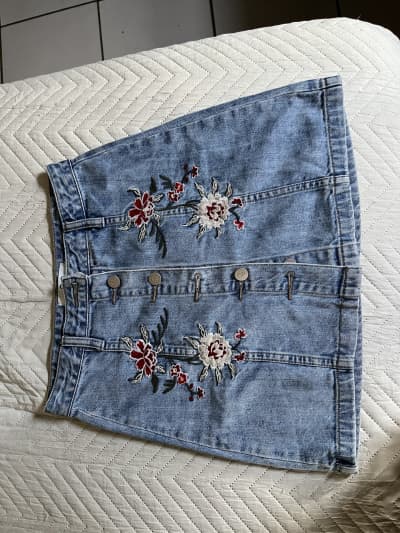 Falda Denim con Bordado Floral