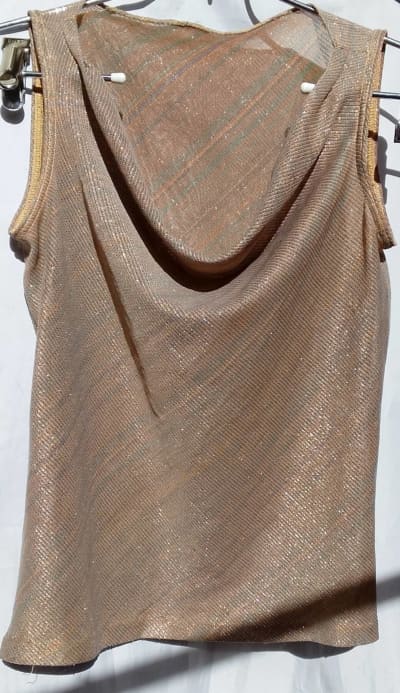 Blusa Brillante con Escote Drapeado