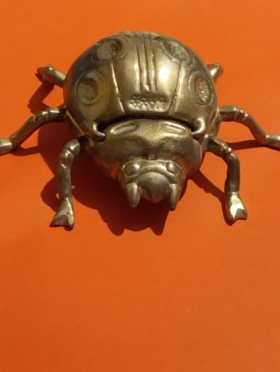 Escarabajo Decorativo de Metal Vintage