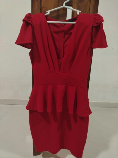 Elegante Vestido Rojo con Peplum