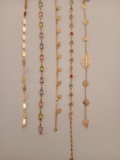 Set de pulseras doradas elegantes