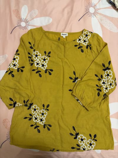 Blusa Kindred Mostaza con Bordado M