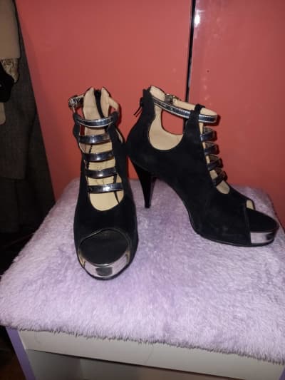 Tacones Negros con Detalles Plateados