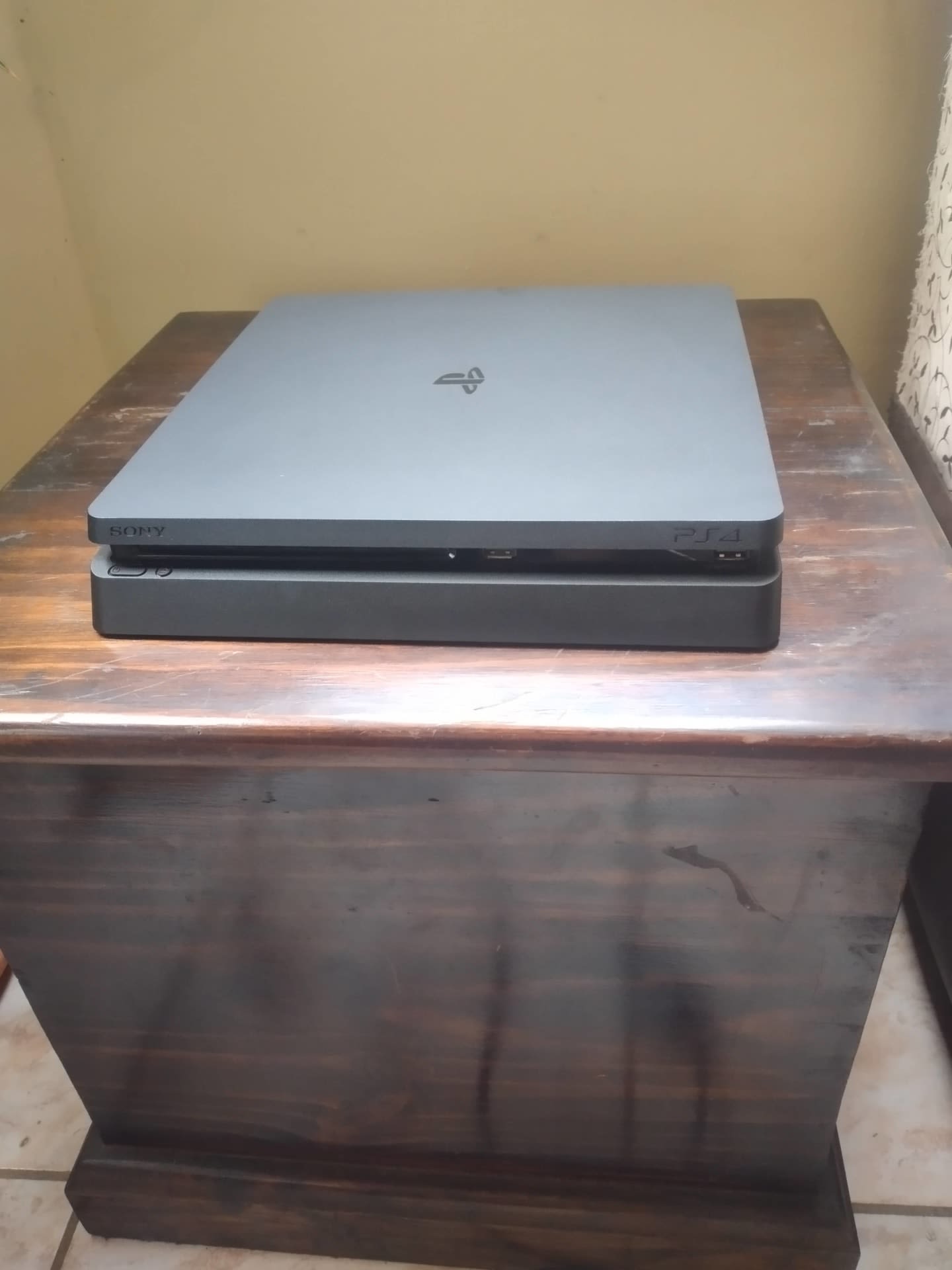 Play Station 4 slim