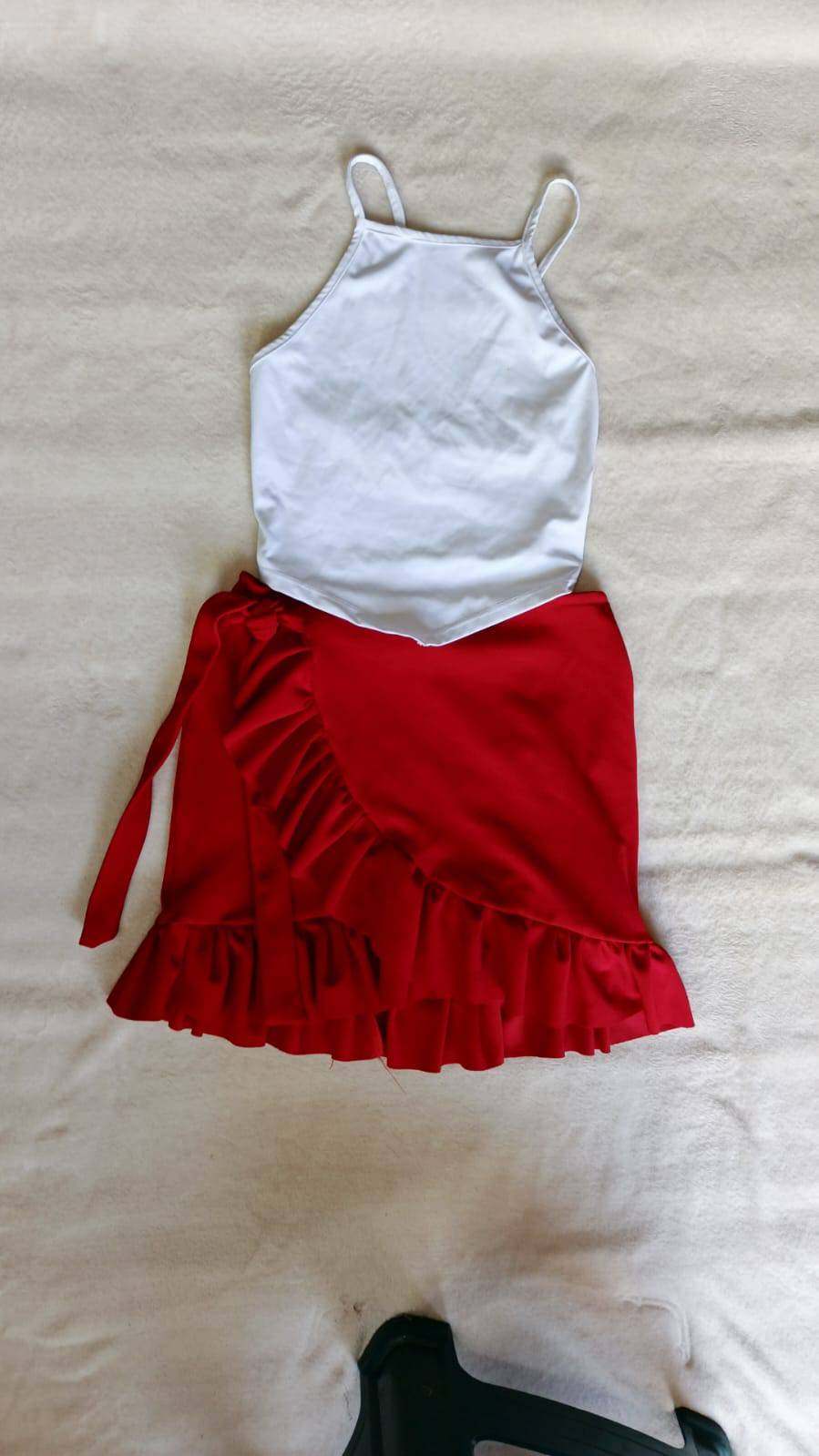 Conjunto Blusa Floreada y Falda Negra — imagen 3