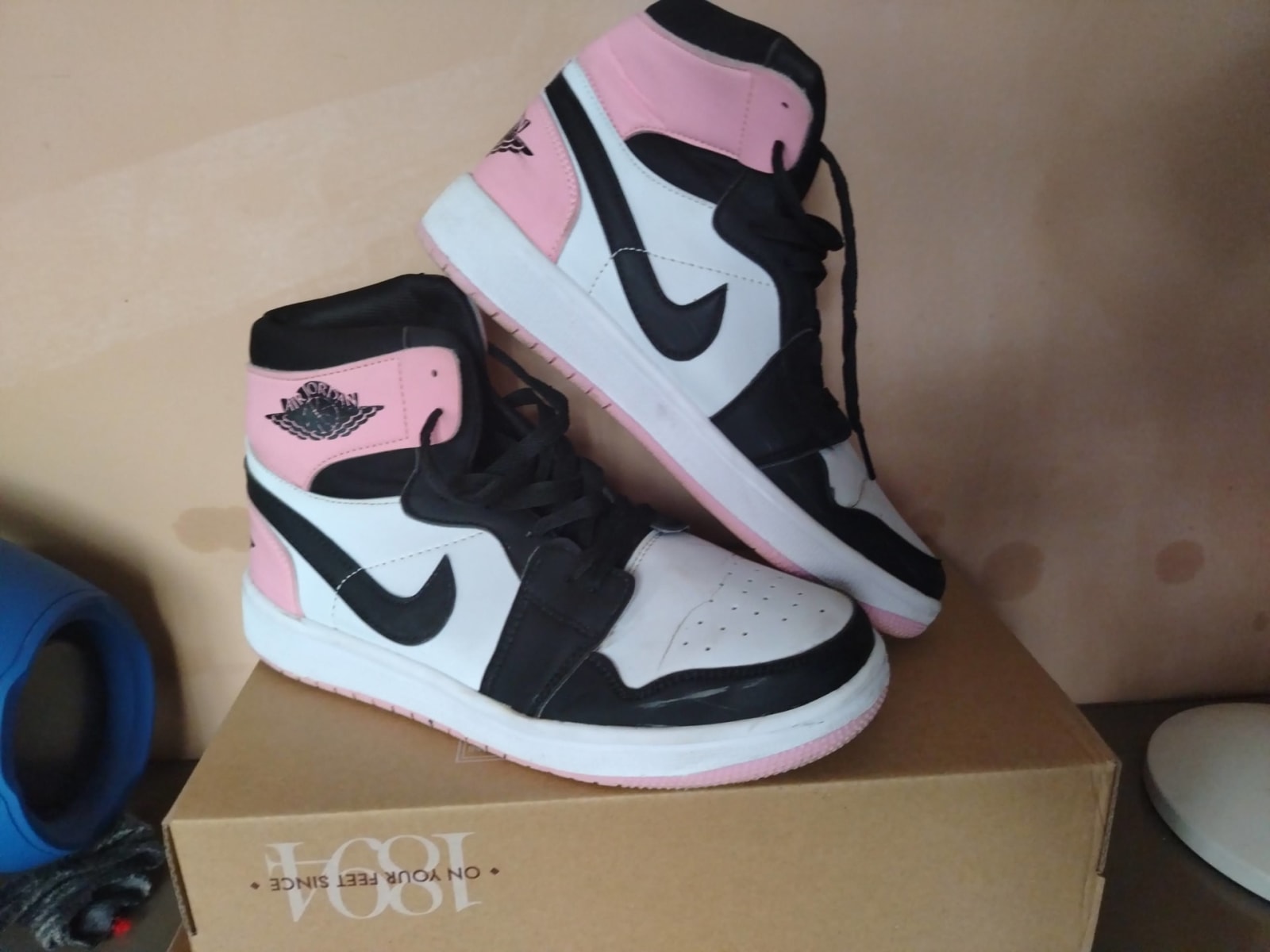 Tenis Jordan 1 High Rosa y Negro