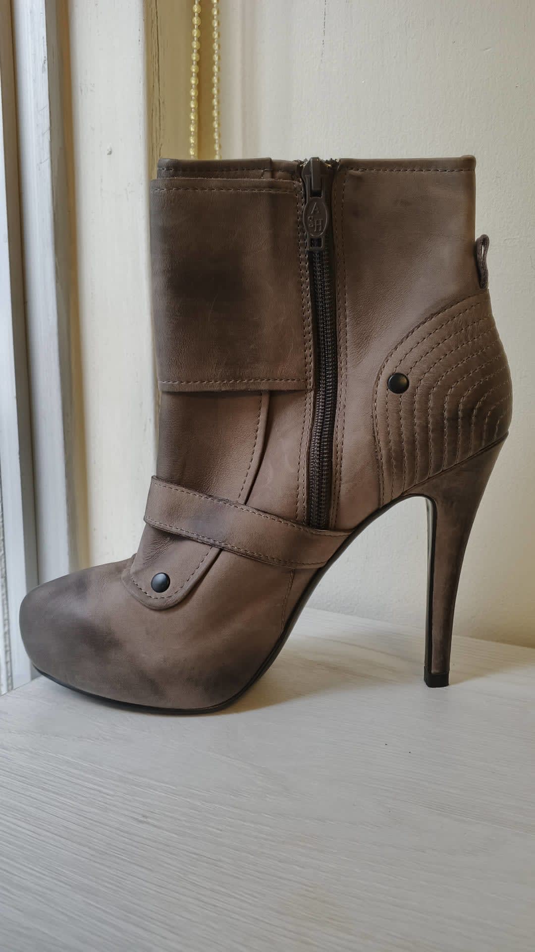 Elegantes Botines ASH de Cuero
