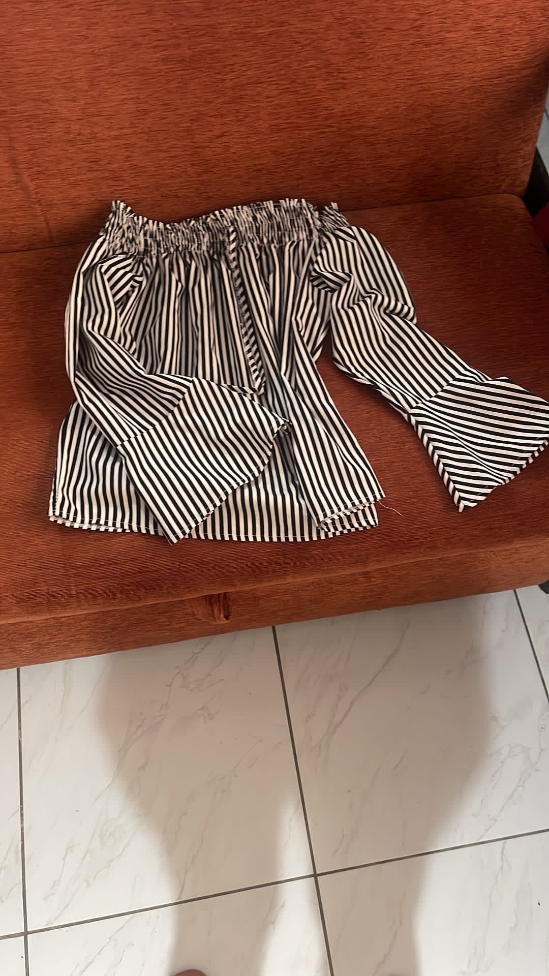 Blusa Rayada con Hombros Descubiertos