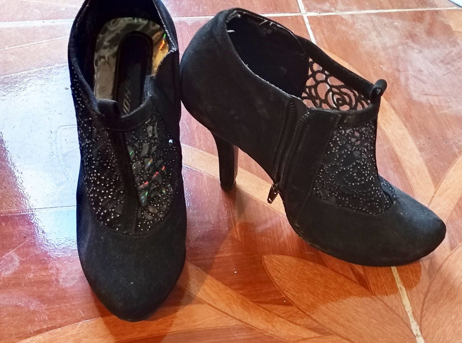 Tacones negros punta abierta y cerrada — imagen 2