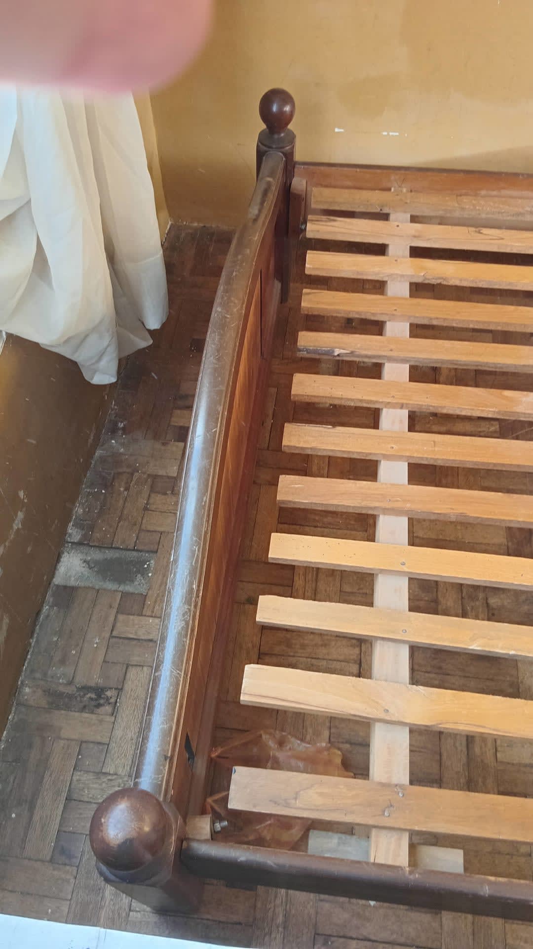Cama de Madera Resistente y Elegante — imagen 2