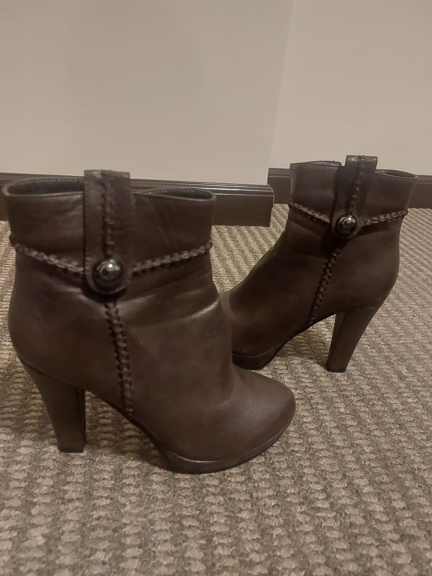 Elegantes Botines Café con Tacón
