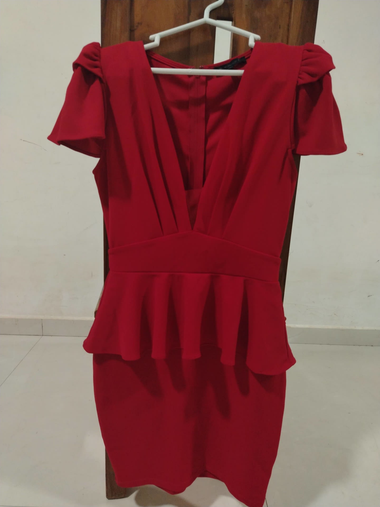 Elegante Vestido Rojo con Peplum