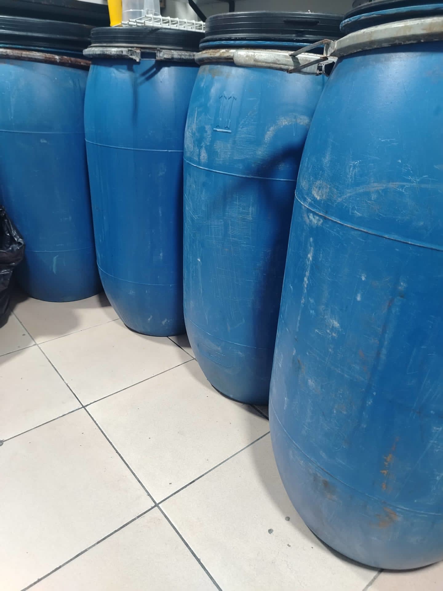 Turriles de Plástico Azules de 160 Litro