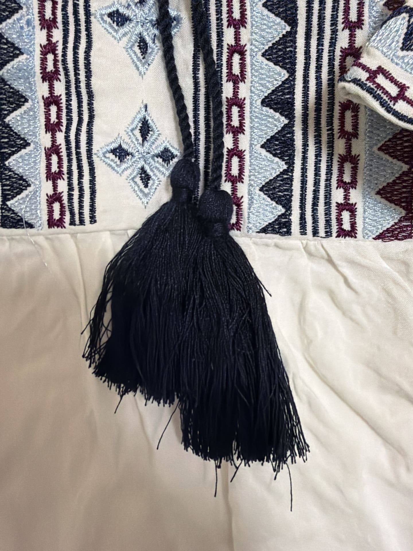 Blusa Blanca con Bordado Étnico — imagen 3
