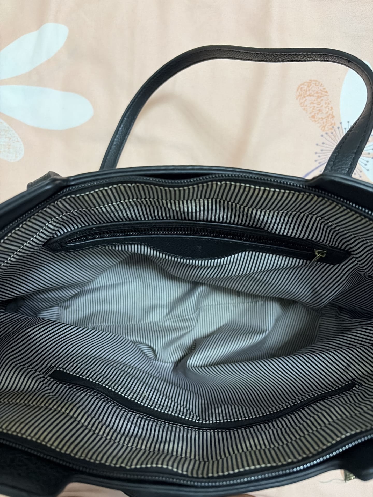 Elegante Cartera Negra con Detalles — imagen 2
