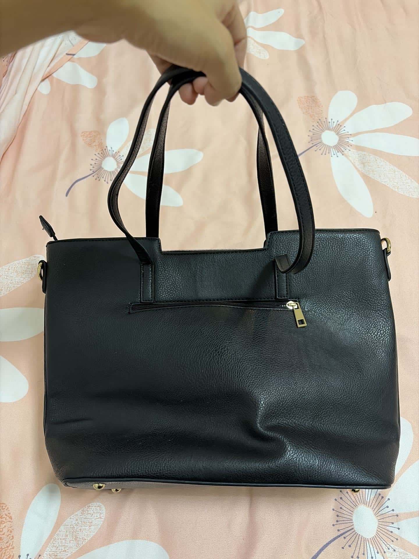 Elegante Cartera Negra con Detalles — imagen 3