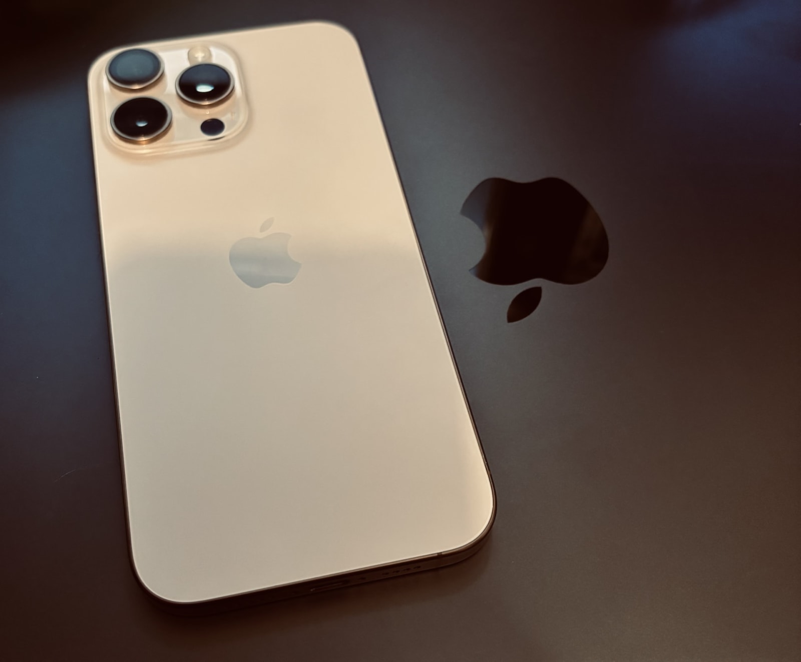 iPhone 16 Pro Max - Dorado Impecable