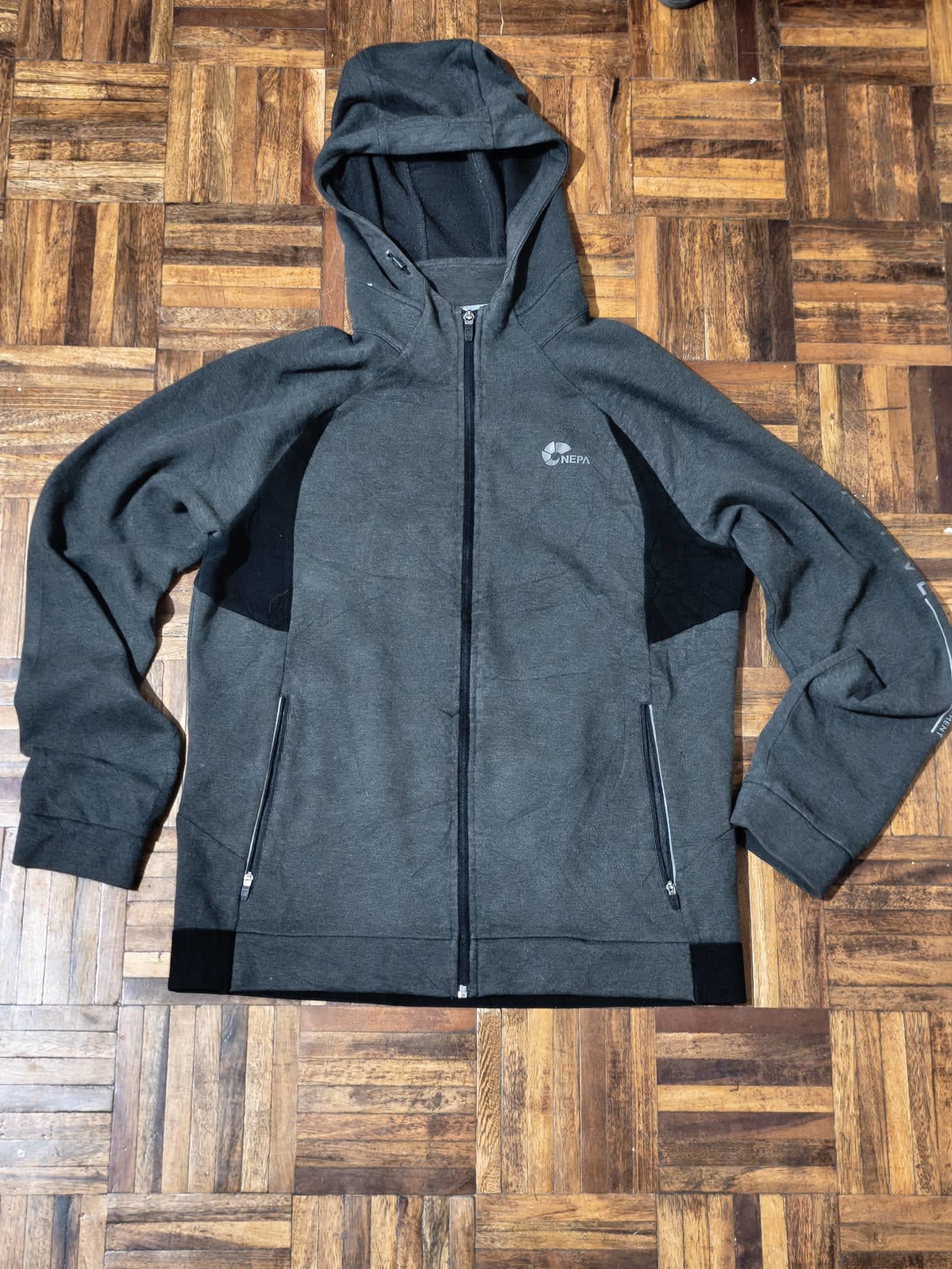 Chamarra NEPA con Capucha Gris