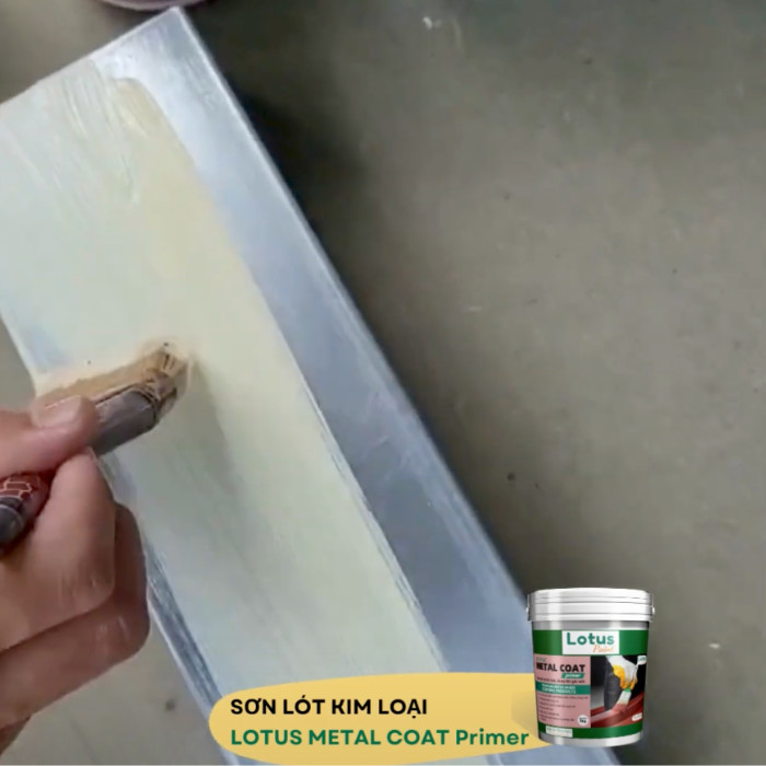 Phủ Lớp Lót Lên Sắt Trong quy trình thi công sơn sắt giả gỗ.