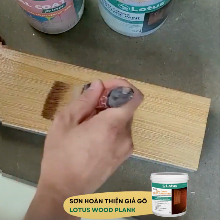 Tạo vân gỗ trong quy trinh sơn sắt giả gỗ.