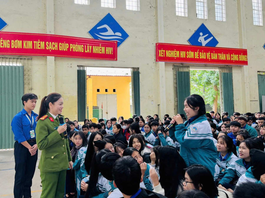 Đoàn viên, thanh niên tích cực tìm hiểu pháp luật - Ảnh: T.L