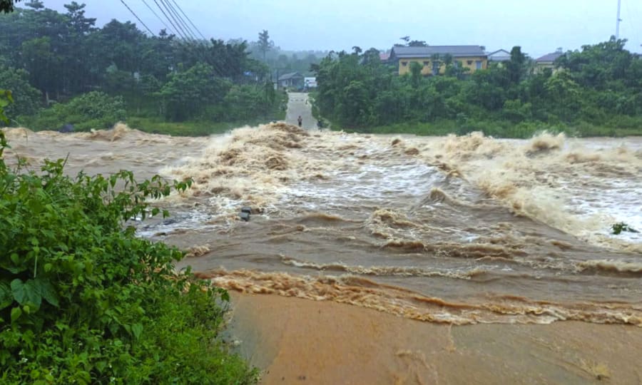 Nhiều tuyến đường giao thông hiện đang bị ngập lụt, chia cắt - Ảnh: CTV