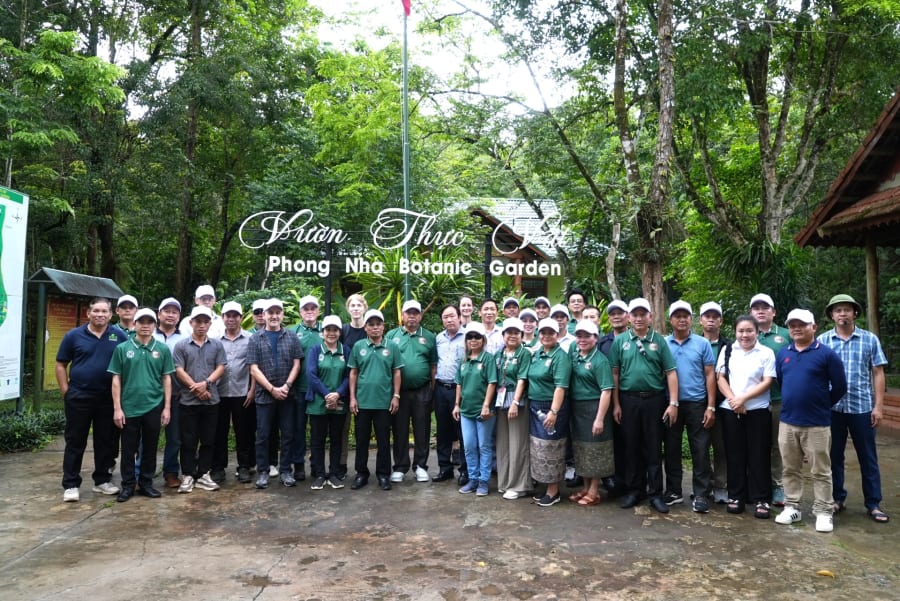 Đo&agrave;n khảo s&aacute;t hoạt động du lịch tại Điểm du lịch sinh th&aacute;i v&agrave; diễn giải m&ocirc;i trường Vườn thực vật - Ảnh: Trung Đức