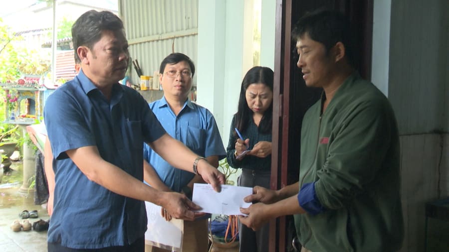 lãnh đạo phường Nam Đông Hà đã đến thăm hỏi, động viên và trao tiền hỗ trợ 5 triệu đồng cho gia đình ông Hào Ảnh: HP