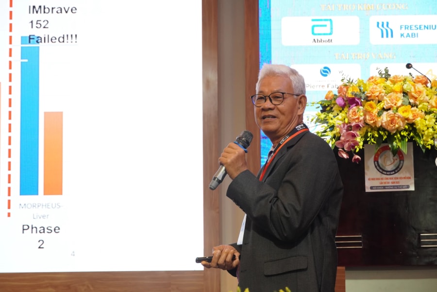Phó giáo sư, tiến sĩ, bác sĩ Nguyễn Đại Bình trình bày chuyên đề Tối ưu hóa điều trị tại chỗ trong ung thư gan mật - Ảnh: H.L