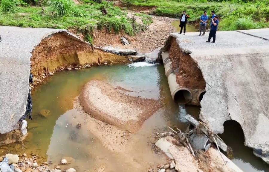 Trên tuyến đường vào 2 thôn Cát và Trỉa từ Km27 Quốc lộ 9 có nhiều điểm sạt lở, đứt gãy hoàn toàn tạo thành vực sâu - Ảnh: L.T