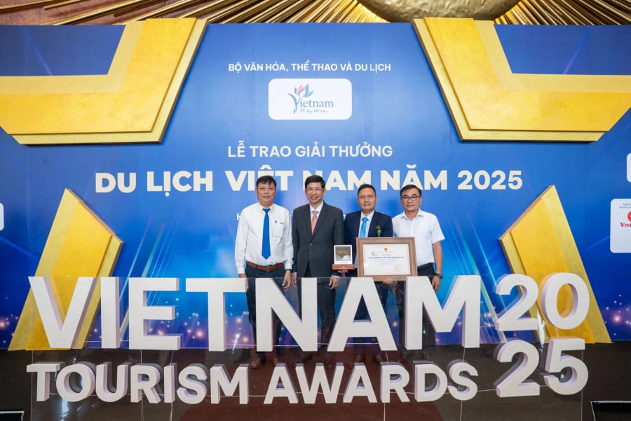Thứ trưởng Bộ Văn ho&aacute;, Thể thao v&agrave; Du lịch Hồ An Phong c&ugrave;ng đo&agrave;n c&ocirc;ng t&aacute;c tỉnh Quảng Trị. Ảnh: T20 Quyết Thắng cung cấp.