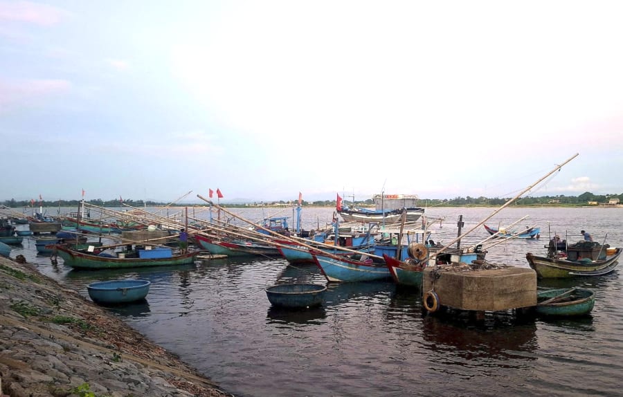 Bến thuyền thôn Cát Sơn, nơi ngư dân câu mực nhảy, mực nháy trở về sau chuyến biển - Ảnh: S.H