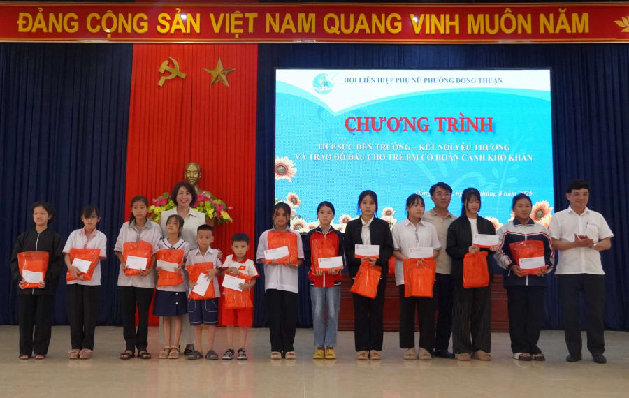 C&aacute;c tổ chức, doanh nghiệp, nh&agrave; hảo t&acirc;m trao qu&agrave; cho c&aacute;c em học sinh c&oacute; ho&agrave;n cảnh kh&oacute; khăn tại phường Đồng Thuận - Ảnh: N.H