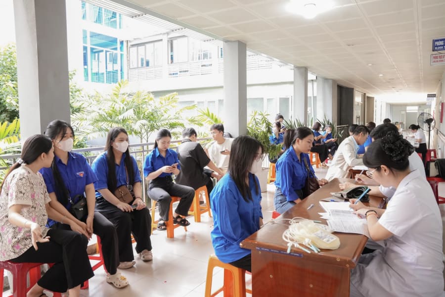 Truc 06461: Chương trình hiến máu tình nguyện thu hút sự tham gia của đông đảo đoàn viên thanh niên - Ảnh: T.T