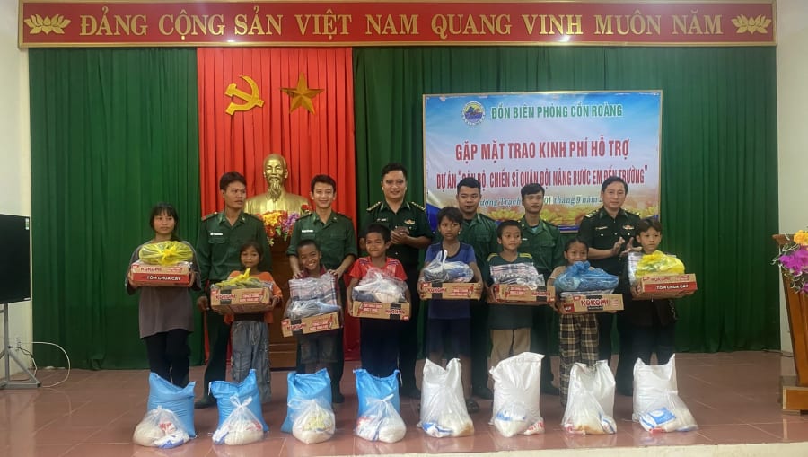Những món quà ý nghĩa giúp các em học sinh có hoàn cảnh khó khăn yên tâm đón chào năm học mới - Ảnh: N.M