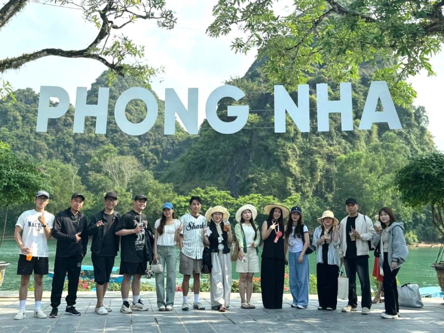 Du kh&aacute;ch h&agrave;o hứng khi tham gia tuor du lịch kh&aacute;m ph&aacute; vẻ đẹp của động Phong Nha - Ảnh: T.Đ