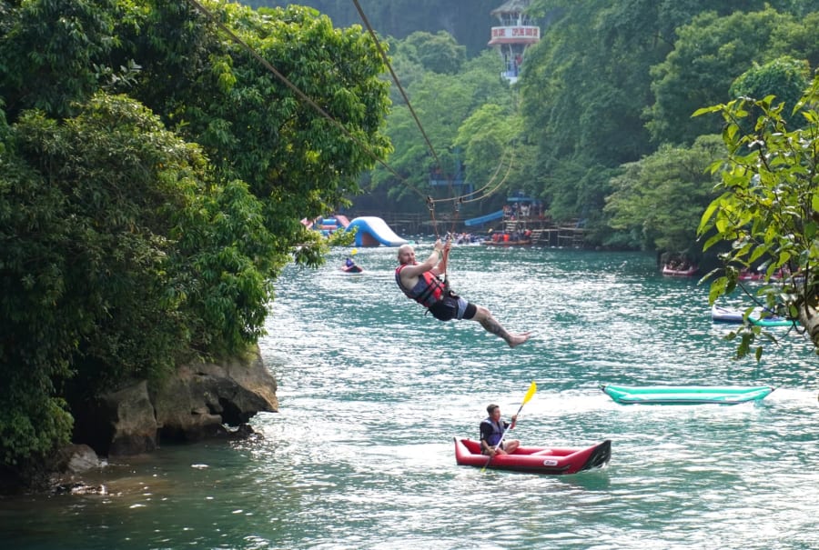 Du kh&aacute;ch quốc tế ấn tượng khi trải nghiệm đu d&acirc;y zipline ở tuyến du lịch S&ocirc;ng Ch&agrave;y - Hang Tối 