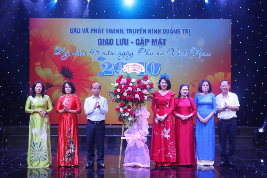 Đồng chí Võ Nguyên Thủy tặng hoa cho đại diện Ban nữ công Báo và PTTH Quảng Trị - Ảnh: T.P