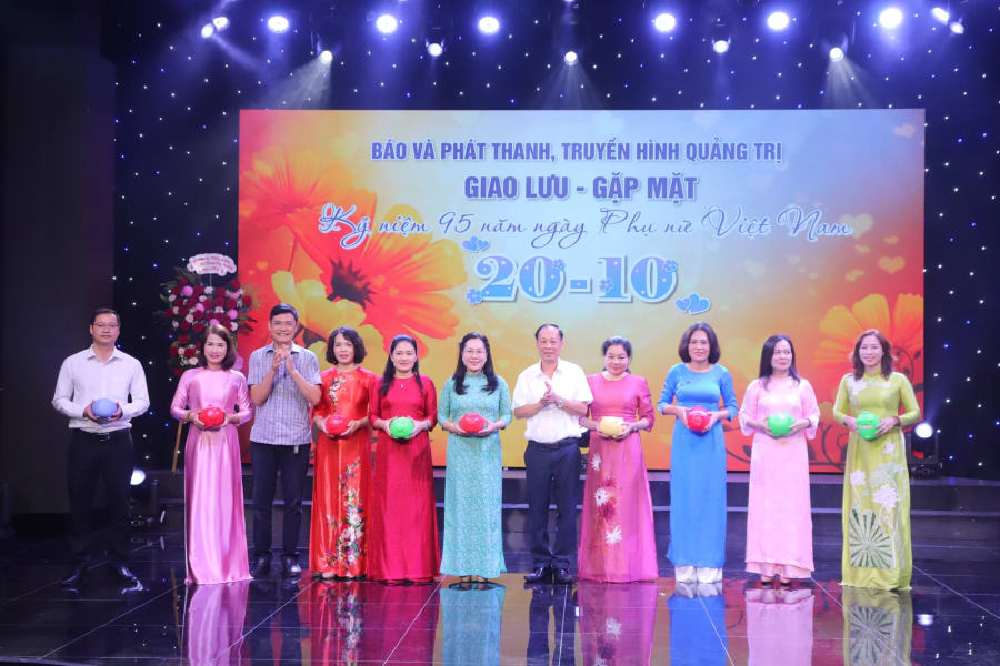 Ban Chấp hành Công đoàn Báo và PTTH Quảng Trị trao heo đất cho các tổ công đoàn - Ảnh: T.P