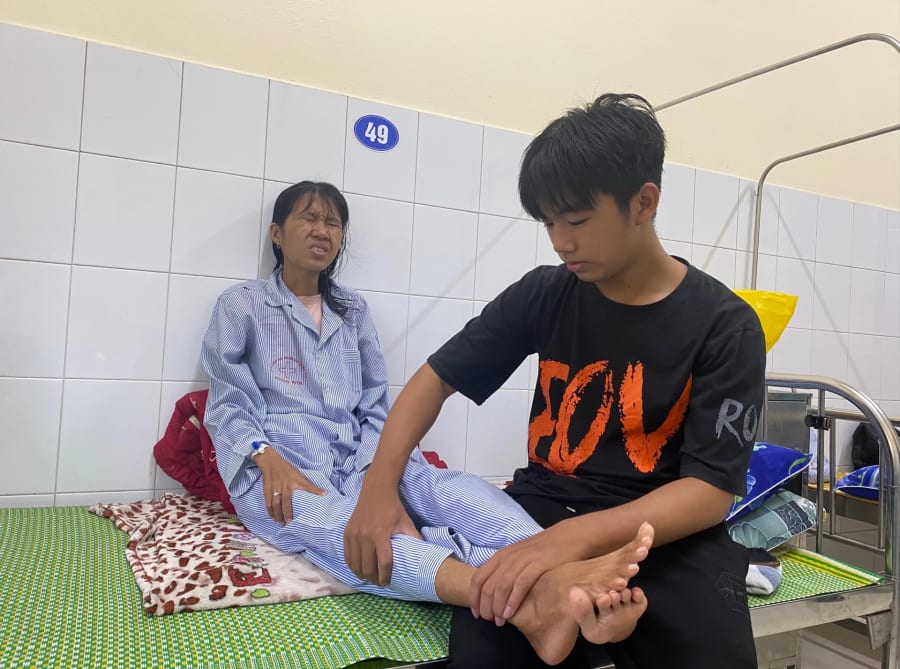 Ngoài giờ đến lớp, Nguyễn An Duy dành phần lớn thời gian còn lại trong ngày để chăm sóc mẹ đang bị bệnh nặng- Ảnh: N.B