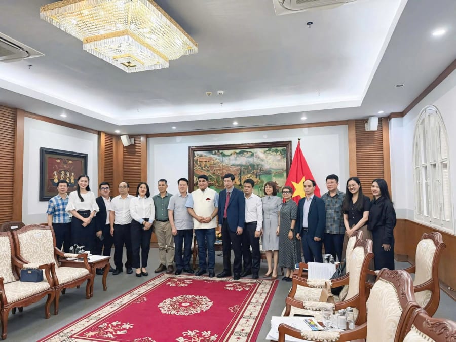 Thứ trưởng Bộ Văn hóa, Thể thao và Du lịch Hồ An Phong (đứng giữa) làm việc với đại diện đoàn làm phim “SILAA” -Ảnh: Thái An