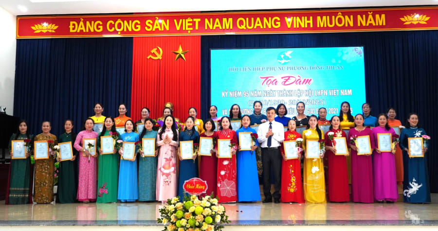 Đại diện Thường trực Ủy ban MTTQVN phường Đồng Thuận v&agrave; Hội LHPN phường biểu dương c&aacute;c c&aacute;n bộ chi hội phụ nữ ti&ecirc;u biểu giai đoạn 2021-2025.&nbsp;Ảnh: H.Tr