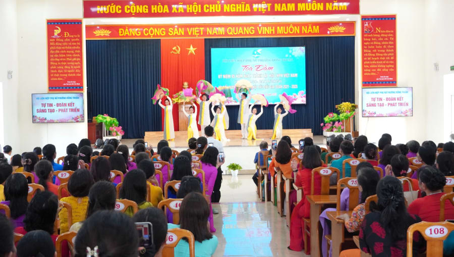 Quang cảnh buổi tọa đ&agrave;m. Ảnh: H.Tr