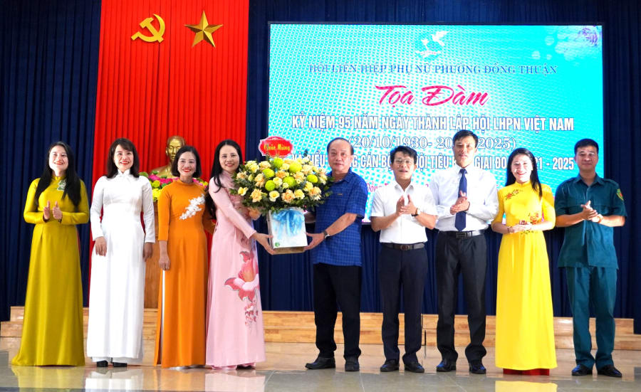 Đại diện l&atilde;nh đạo phường Đ&ocirc;ng Thuận tặng hoa ch&uacute;c mừng Hội LHPN phường.&nbsp;Ảnh: H.Tr