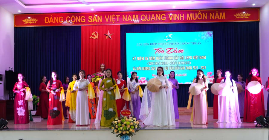 Hội vi&ecirc;n phụ nữ phường Đồng Thuận tr&igrave;nh diễn trang phục &aacute;o d&agrave;i truyền thống.&nbsp;Ảnh: H.Tr