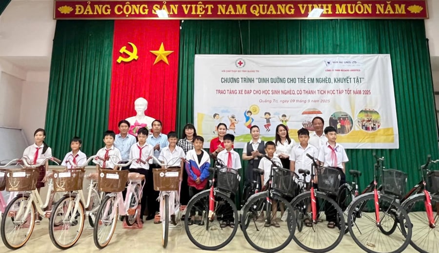 Lãnh đạo Hội chữ thập đỏ tỉnh Quảng trị, đại diện Công ty TNHH He Chun Logistics và lãnh đạo UBND xã Ái Tử trao tặng xe đạp cho các em học sinh có hoàn cảnh khó khăn - Ảnh: L.O